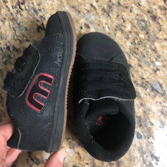 black and red etnies